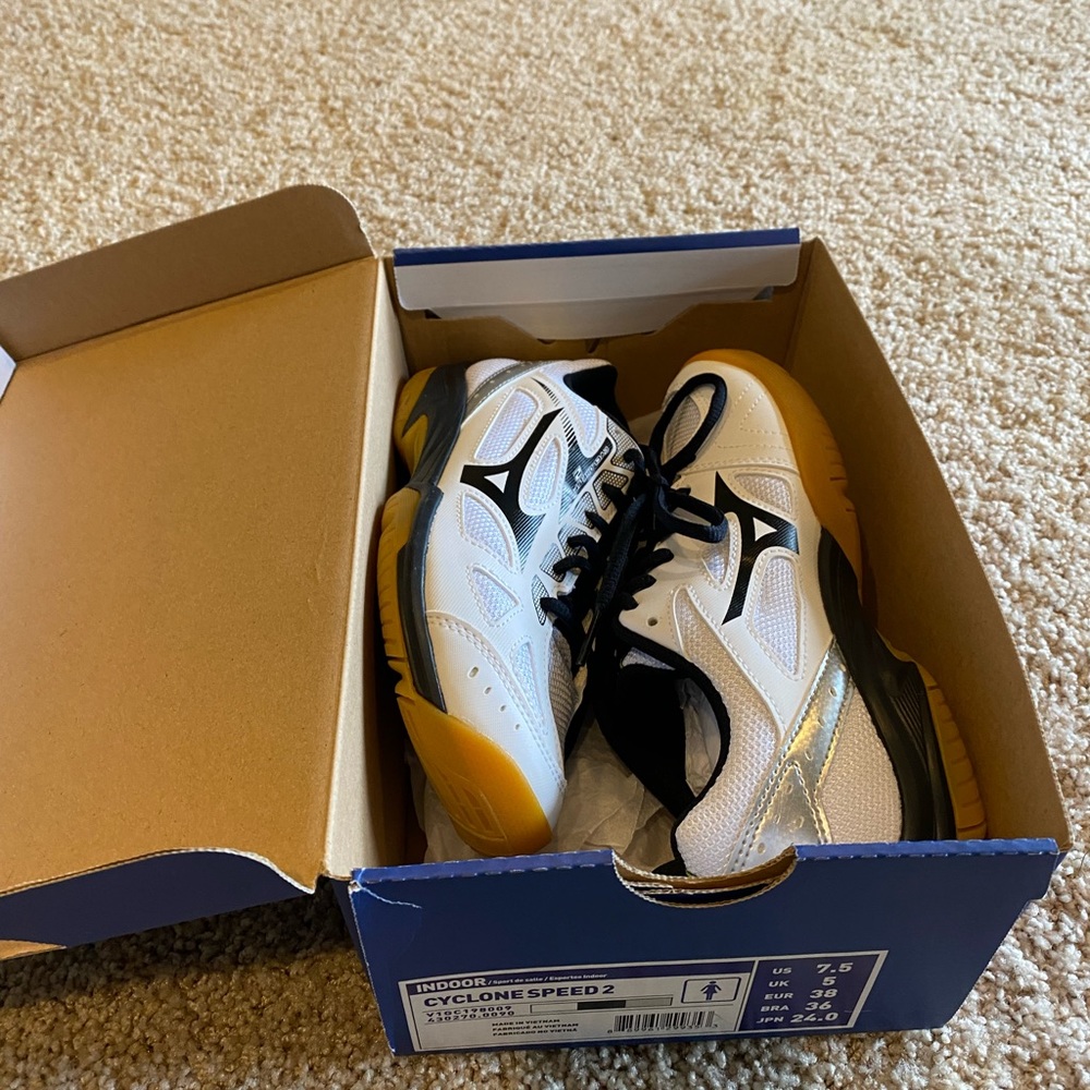 Mizuno Cyclone Speed 2 + Nike Knee Pads